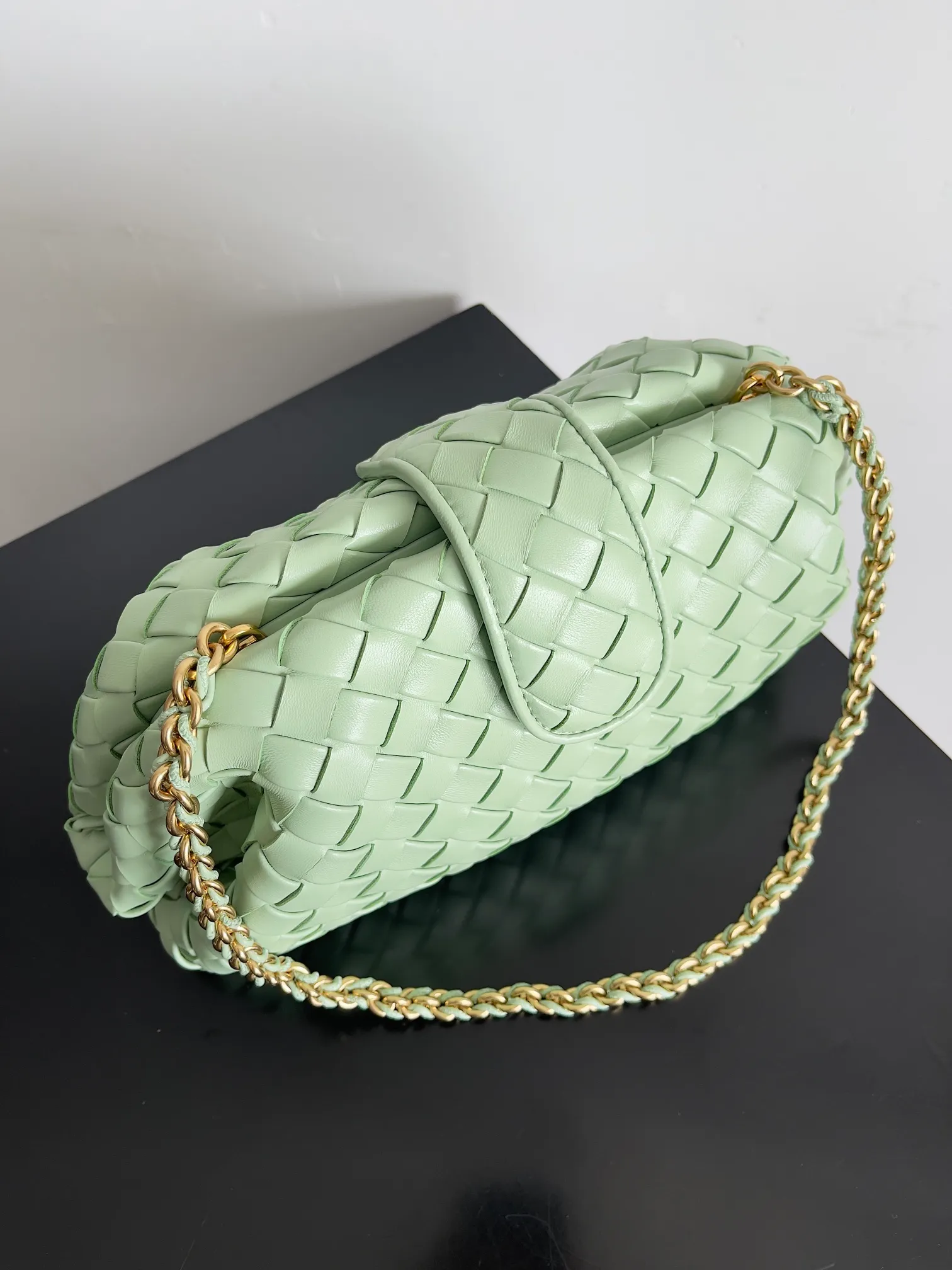 Batch 2260 BOTTEGA VENETA Lady's LAUREN CLUTCH Chain Clutch was inspired by 40 years ago. It is a perfect fusion of classic and modern bags. It is effortless and fashionable for any occasion and at any time. The newly added detachable metal chain allows people to have more ways to carry it. It is grand and elegant. Style No.: 785807 Size: 31.5*16.5*11cm